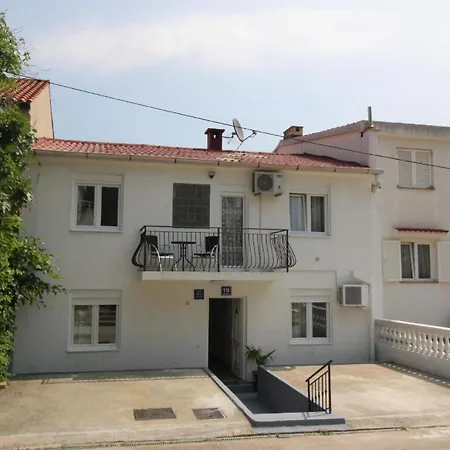 Doppelzimmer Max 2 Personen, 12 M , 1 Schlafzimmer Mit Doppelbett, Klimatisiert Mit Kuehlschrank Und Free Wi-fi * Baška