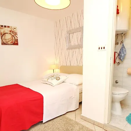 Doppelzimmer Max 2 Personen, 12 M , 1 Schlafzimmer Mit Doppelbett, Klimatisiert Mit Kuehlschrank Und Free Wi-fi * Baška