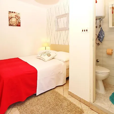 Doppelzimmer Max 2 Personen, 12 M , 1 Schlafzimmer Mit Doppelbett, Klimatisiert Mit Kuehlschrank Und Free Wi-fi Baška