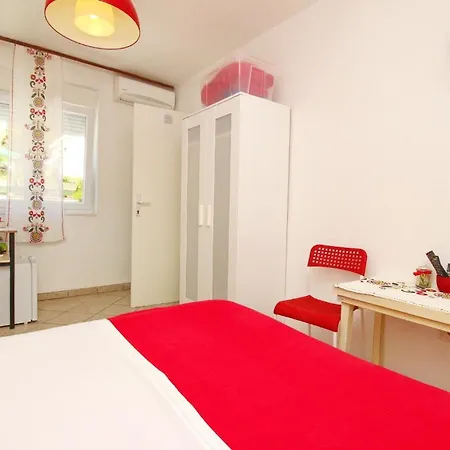 Lägenhet Doppelzimmer Max 2 Personen, 12 M , 1 Schlafzimmer Mit Doppelbett, Klimatisiert Mit Kuehlschrank Und Free Wi-fi