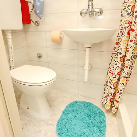 Doppelzimmer Max 2 Personen, 12 M , 1 Schlafzimmer Mit Doppelbett, Klimatisiert Mit Kuehlschrank Und Free Wi-fi *