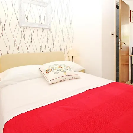 Doppelzimmer Max 2 Personen, 12 M , 1 Schlafzimmer Mit Doppelbett, Klimatisiert Mit Kuehlschrank Und Free Wi-fi Baška